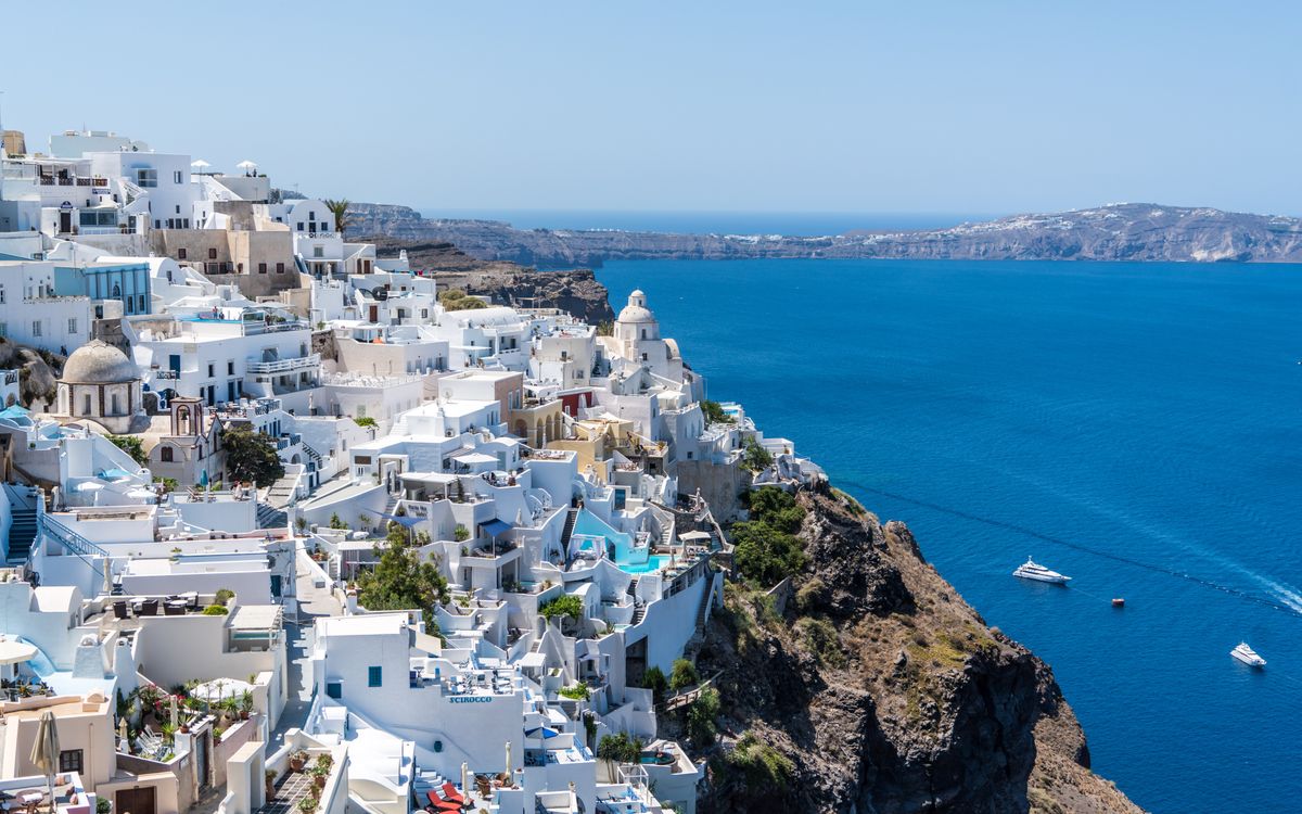 Białe domy Santorini nad morzem w słoneczny dzień